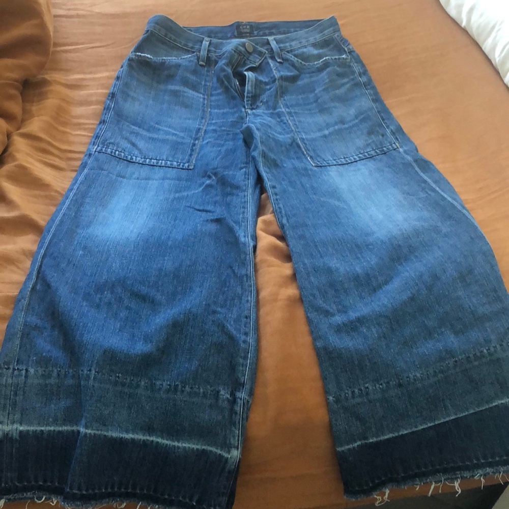 Wide leg cropped jeans.